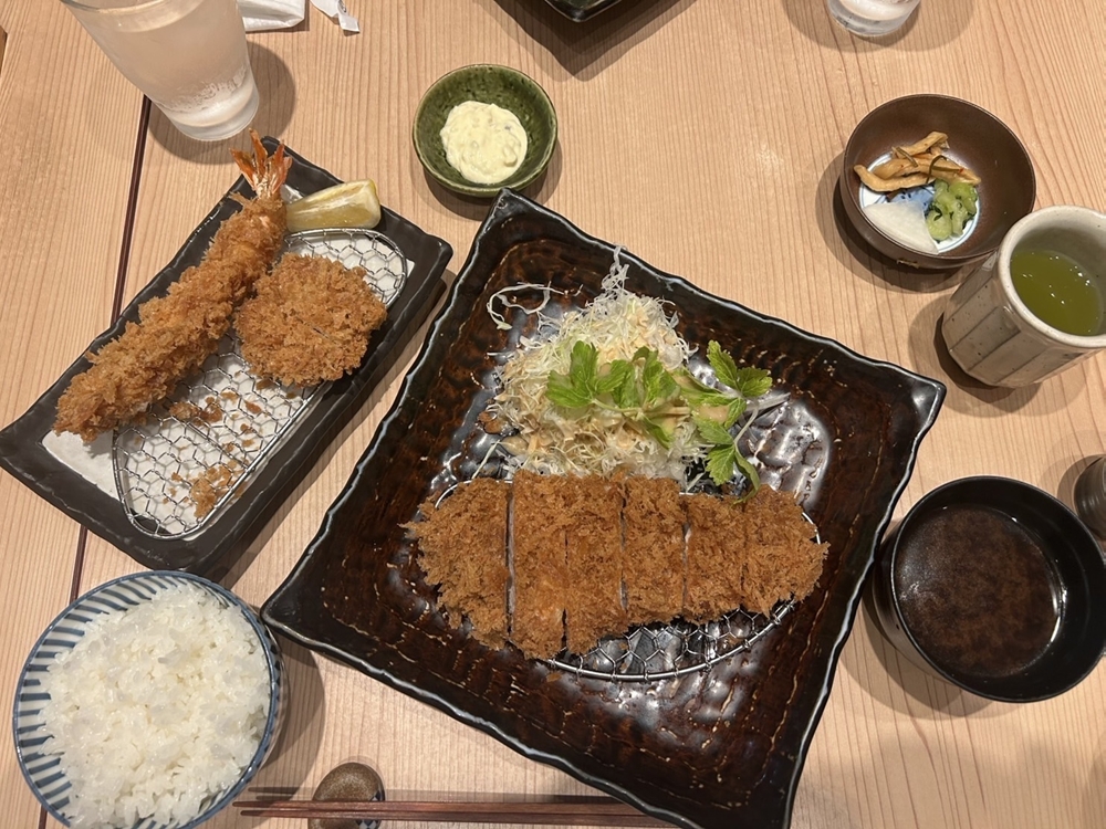 画像:空港で食べた、トンカツとエビフライトッピング。