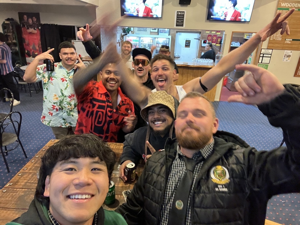 画像:試合後のチームメイトとの仮装カラオケ