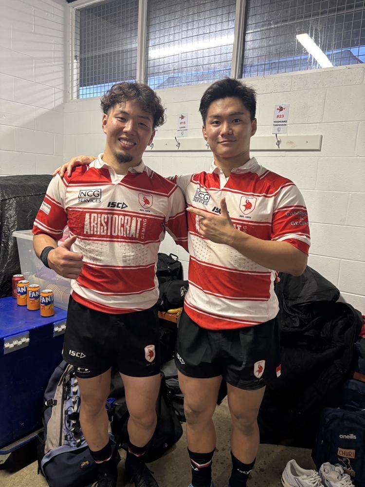 画像:2人でチームユニフォームを着て記念撮影