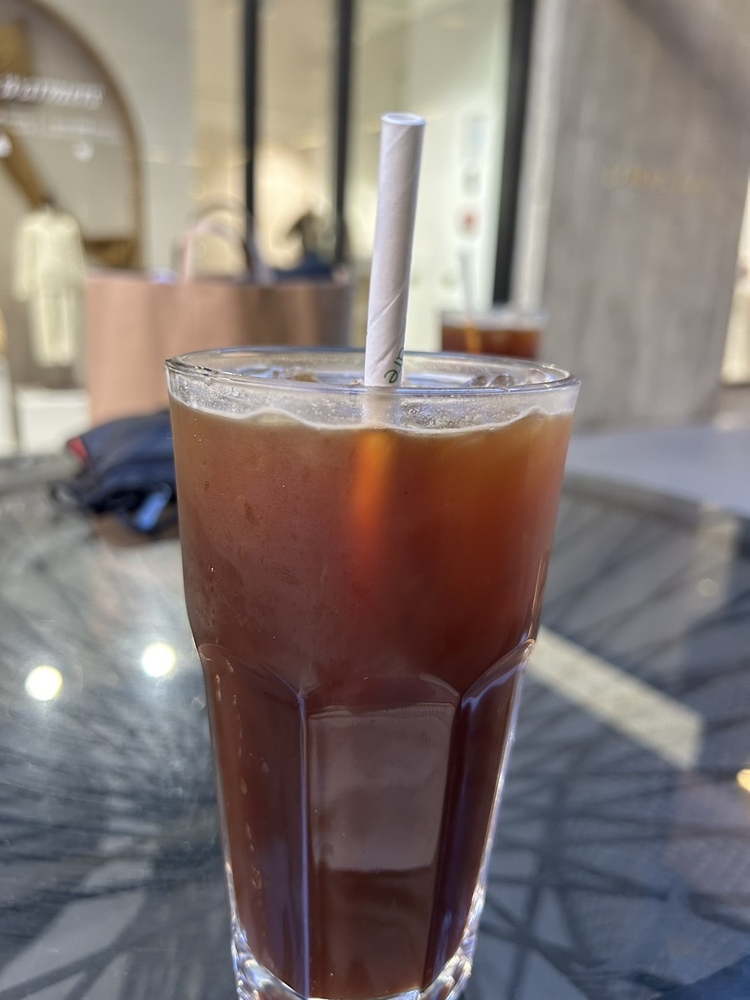 画像:紙ストローが刺されてしまったアイスアメリカーノ