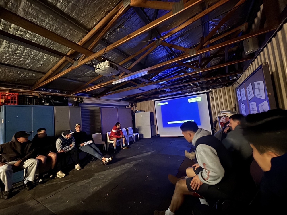 月曜日のミーティングにて、先週末の試合の振り返り